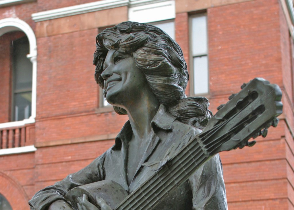 dolly-statue-sevierville-tn